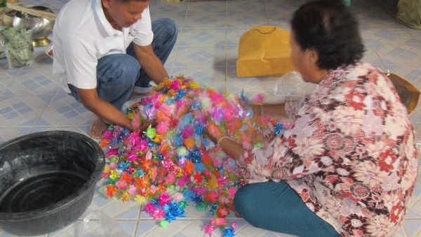 Préparation des fleurs en plastique et toile